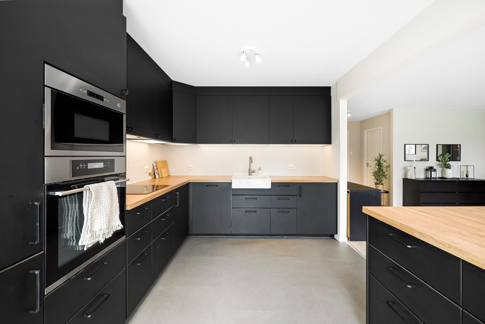 Nyere Ikea kjøkken med alle hvitevarer integrert. Galleribilde