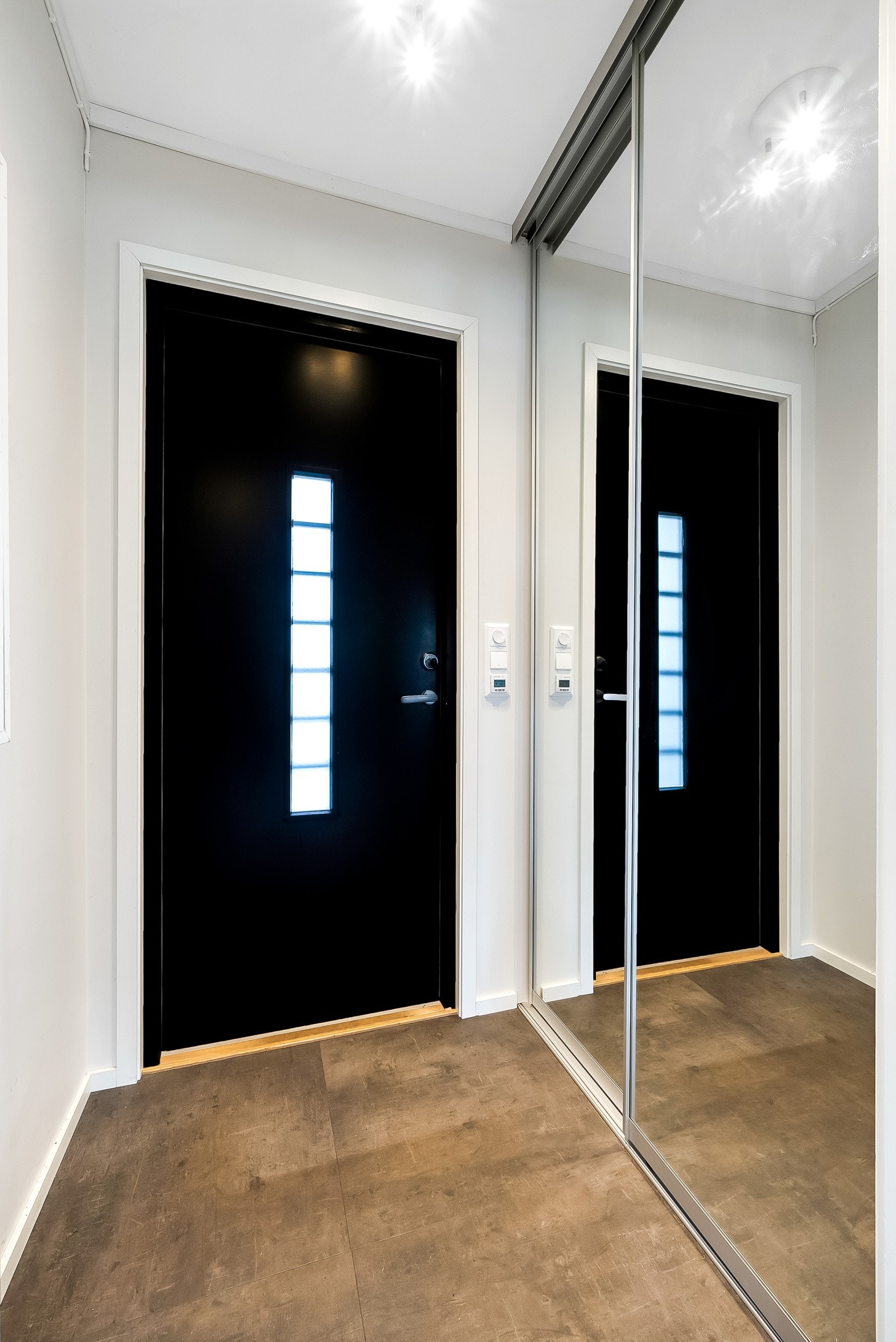 Inngangsparti med skyvedørsgarderobe. Galleribilde