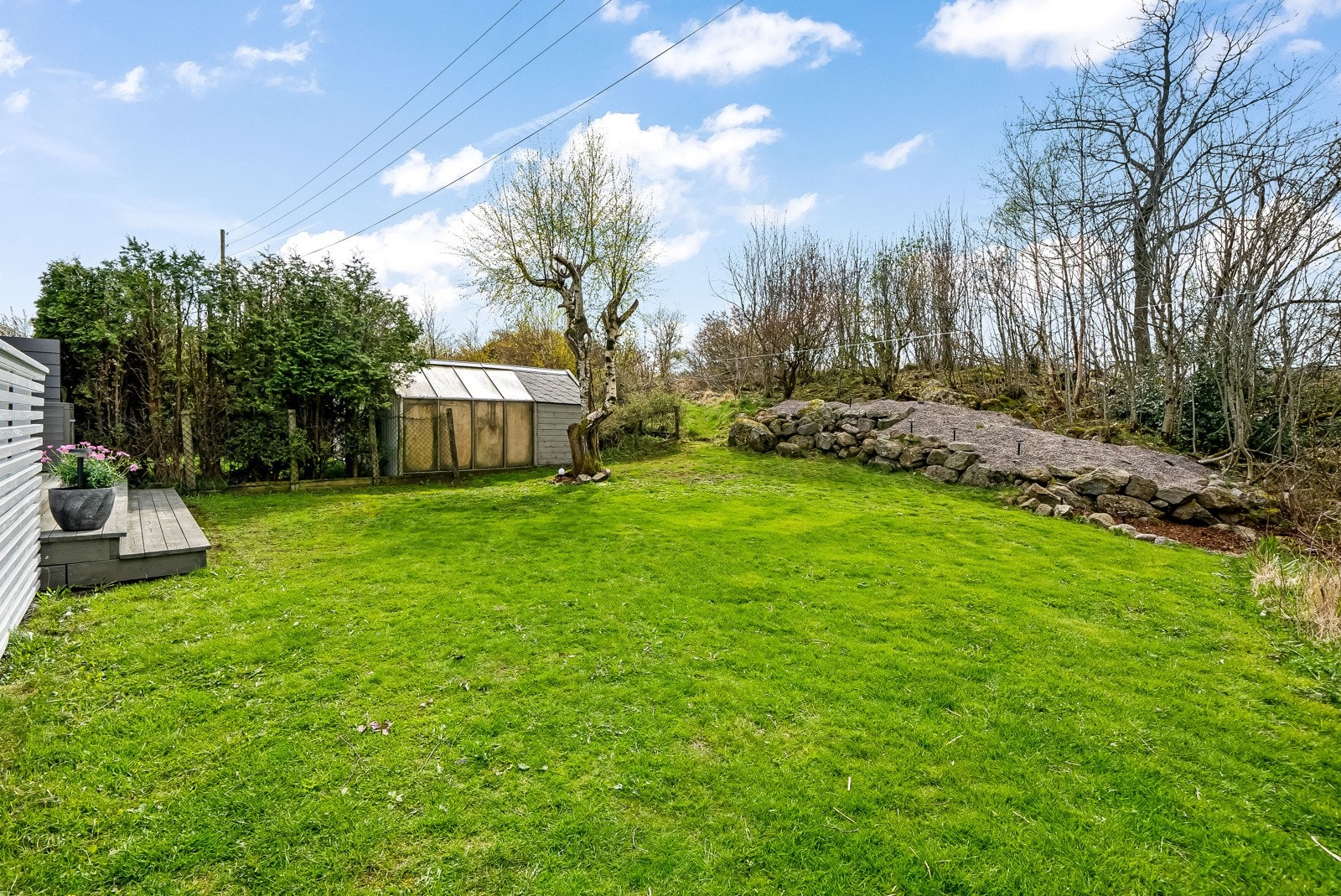 Godt med boltreplass på og ved eiendommen. Deler av opparbeidet plen er på kommunal grunn. Galleribilde