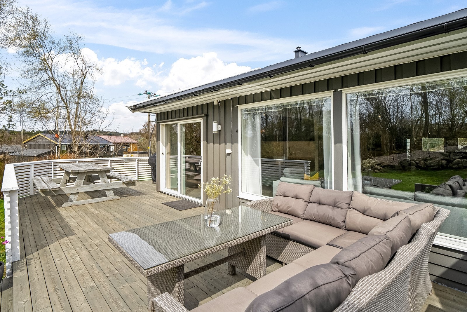 Terrassens størrelse gir rom for møblering i soner. Galleribilde