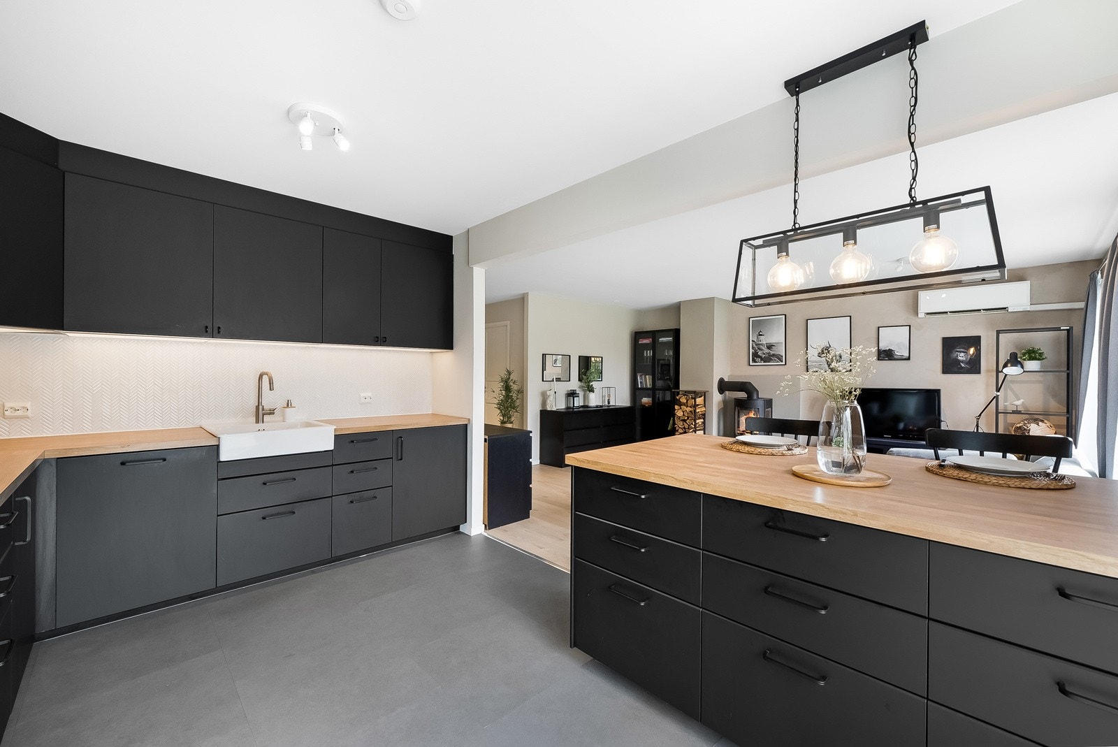 Kjøkkenet har en åpen løsning med en naturlig avslutning mot stua. Her kan man være sosial, selv om man står på kjøkkenet. Galleribilde