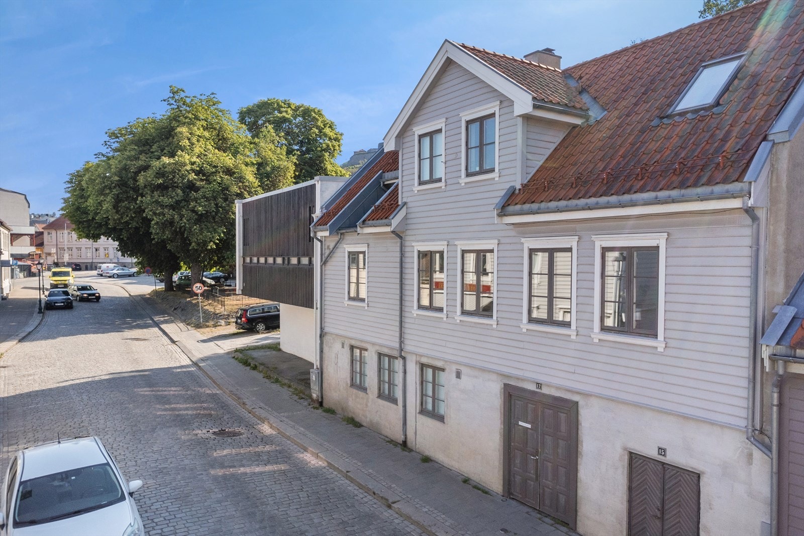 Leiligheten ligger i første etasje i et bygg med 4 leiligheter som er oppført i år 2000 Galleribilde