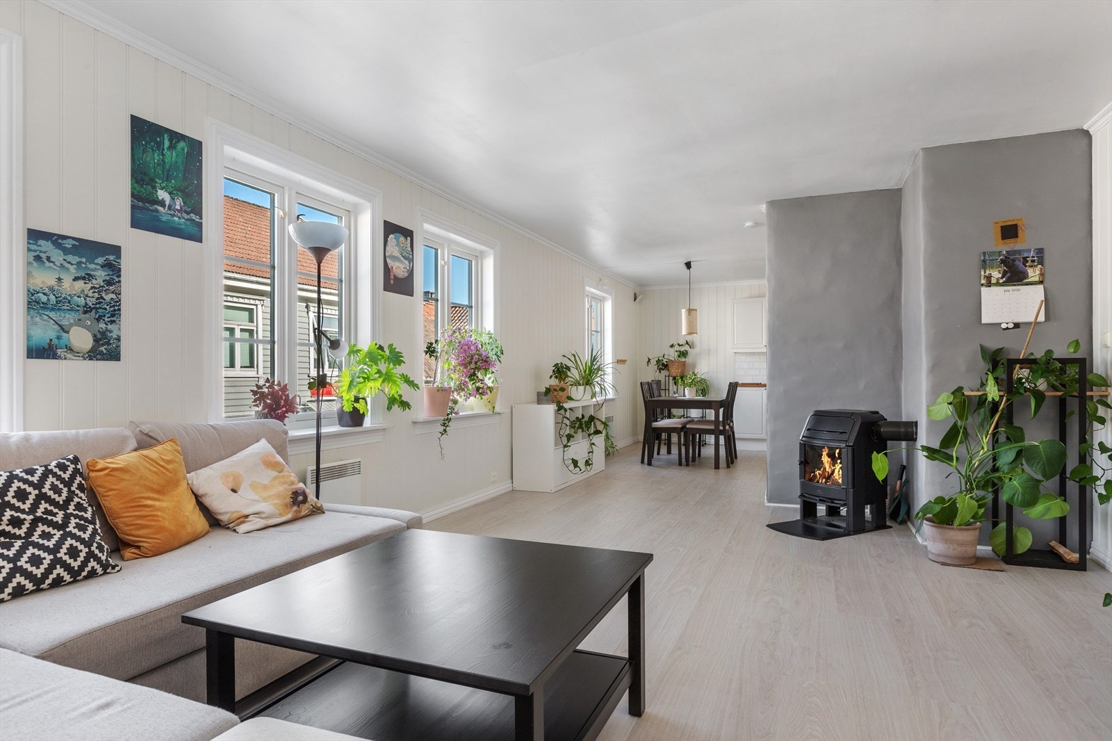 Lys og trivelig stueavdeling
med peis Galleribilde