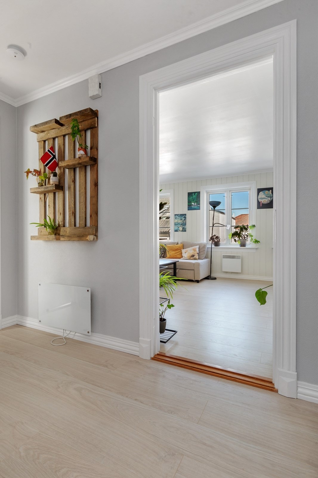 Velkommen inn i en lysmalt entré Galleribilde