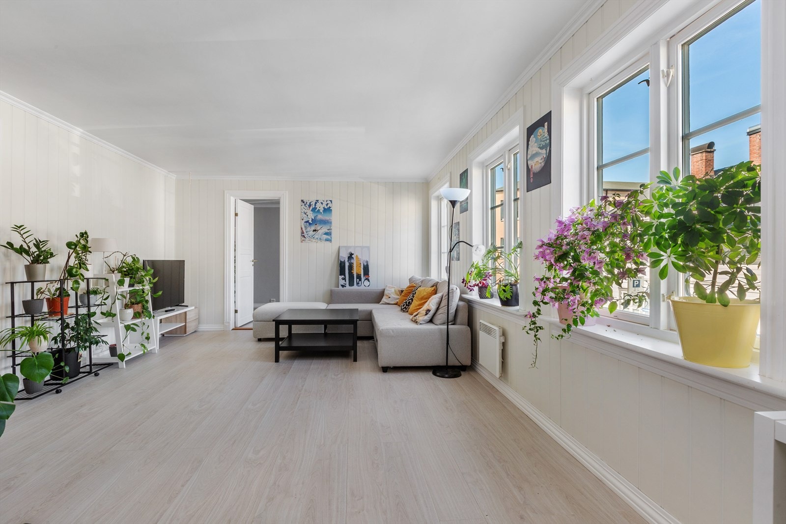 Stuen har gode vindusflater mot vest som gir gode lysforhold Galleribilde