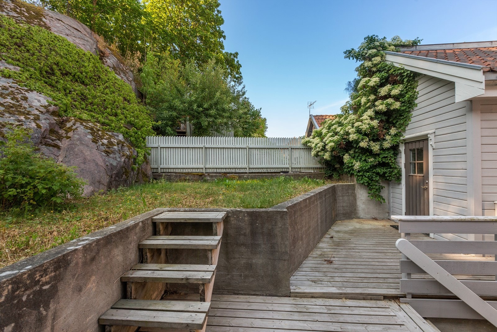 Hyggelig, skjermet bakgård Galleribilde