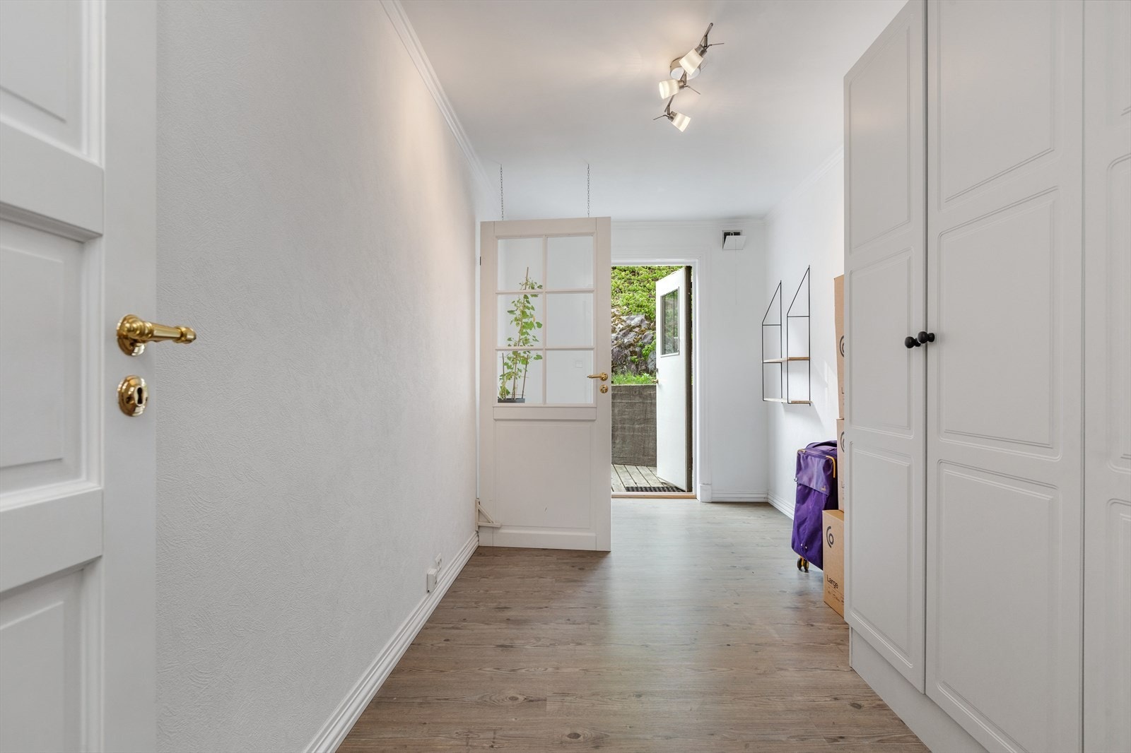 Gang med utgang til bakgård Galleribilde