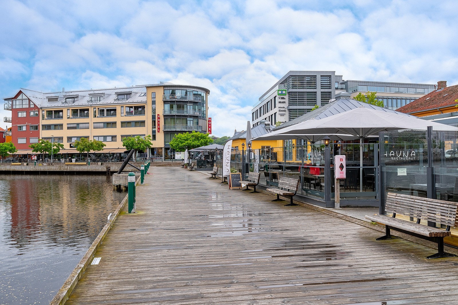 Like i nærheten finner du byens fine torg og havneområde med diverse restauranter, puber, gjestehavn, butikker, hoteller, kultursal, togstasjon m.m. Galleribilde