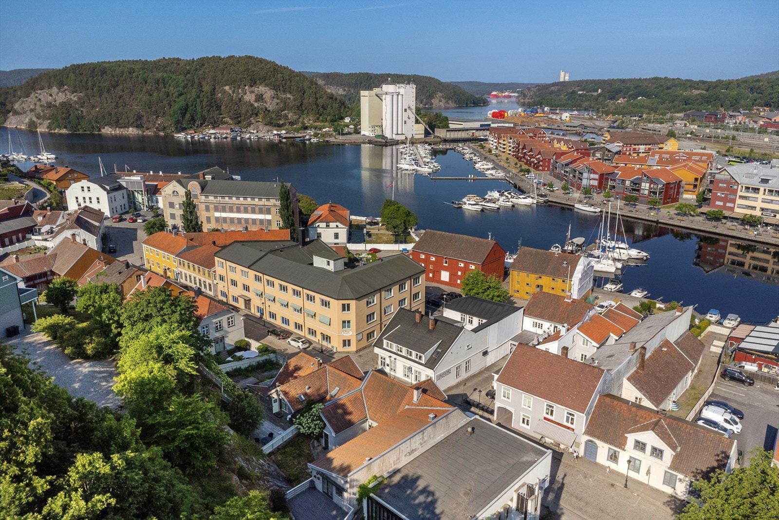 Like i nærheten finner du byens fine torg og havneområde med diverse restauranter, puber, gjestehavn, butikker, hoteller, kultursal, togstasjon m.m. Galleribilde