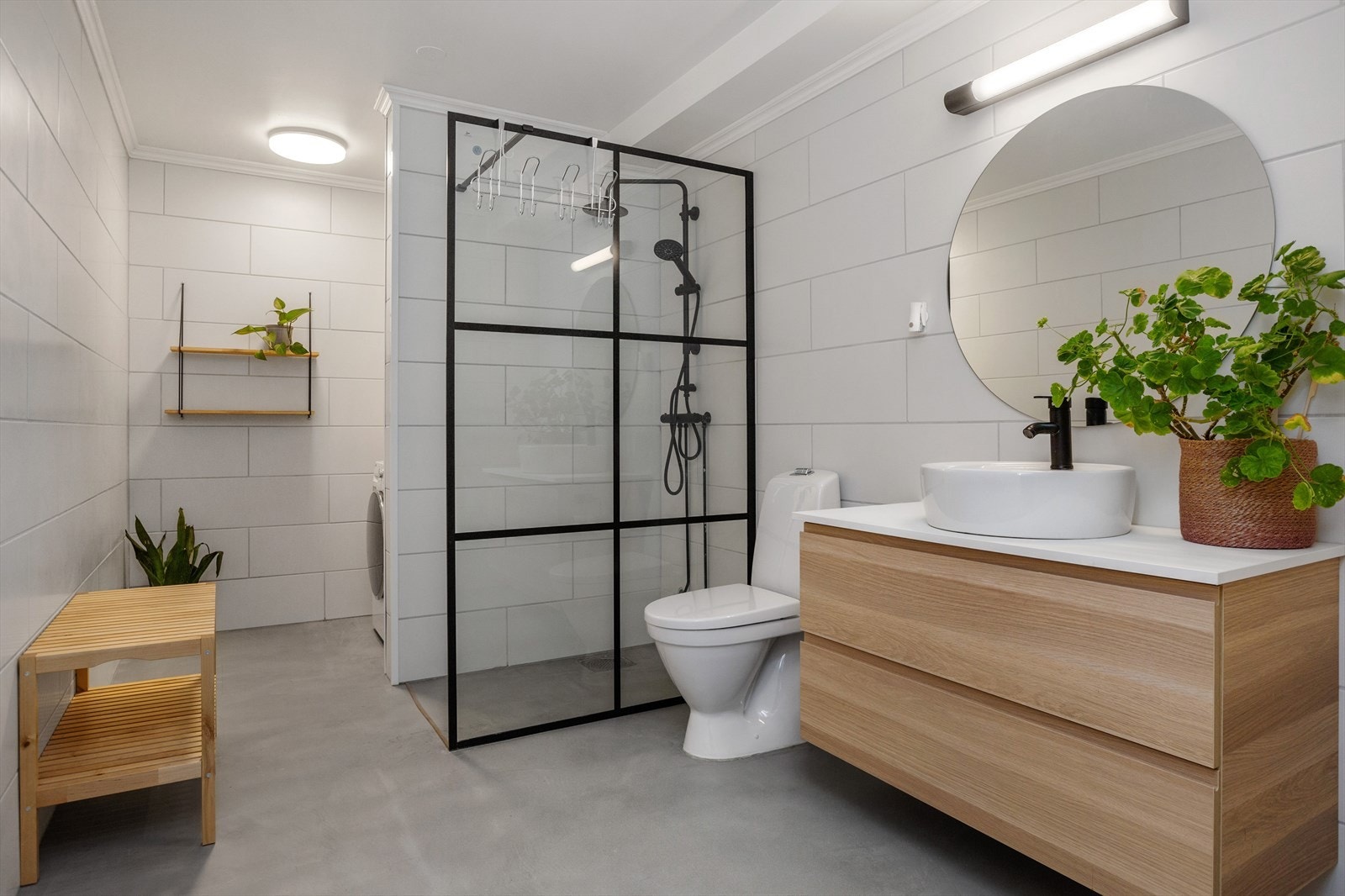 Flott, flislagt bad med stilfull microsement på gulvet. Varmekabler i gulvet Galleribilde