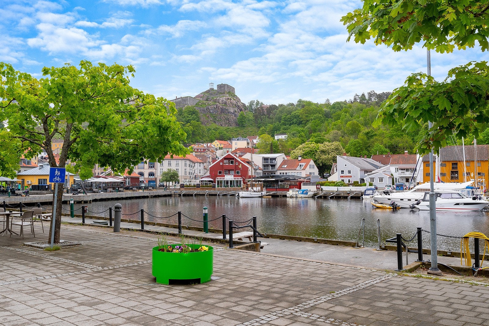 Like i nærheten finner du byens fine torg og havneområde med diverse restauranter, puber, gjestehavn, butikker, hoteller, kultursal, togstasjon m.m. Galleribilde