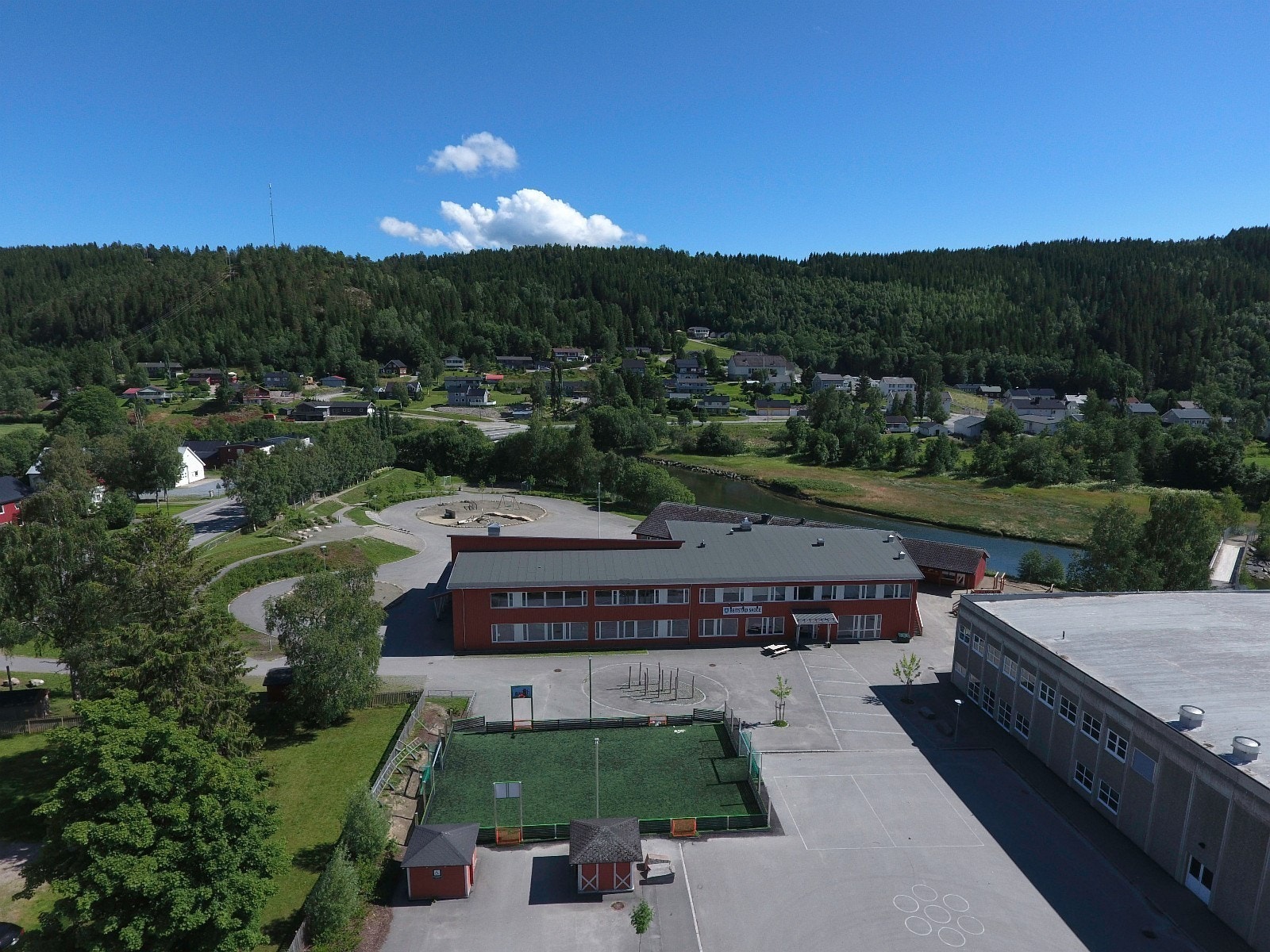 Også Beitstad skole og Beitstadhallen ligger bare et par steinkast fra H. K. Fosnæs veg 24 Galleribilde