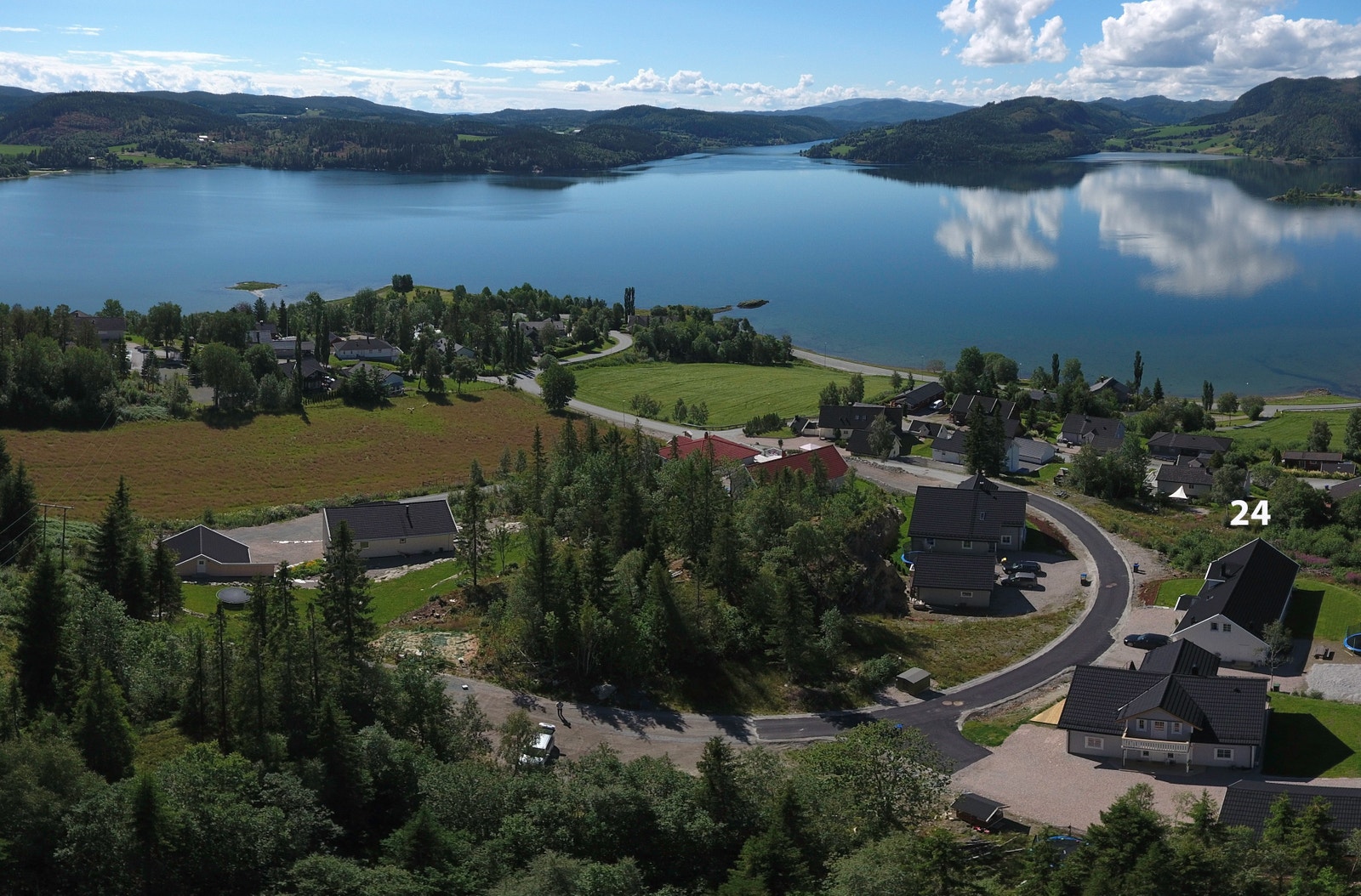 H.K. Fosnæs veg 24 ligger sør-vest vendt med flott utsikt mot fjorden Galleribilde