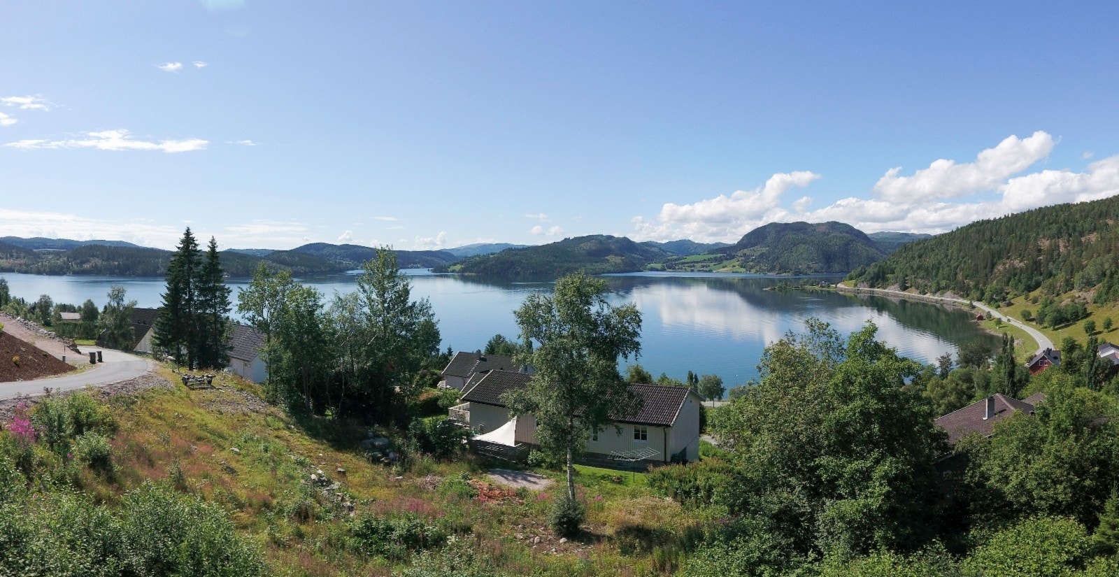 Utsikt mot vest fra tomt 24 og speilblanke Hjellbotn Galleribilde