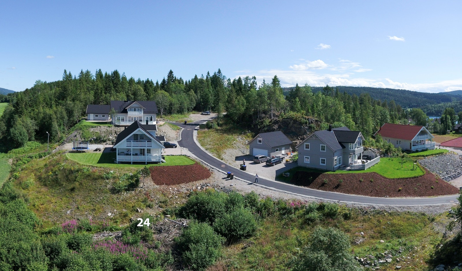 Her står vi med Hjellbotn i rygge og ser mot øst og opp mot H. K. Fosnæs veg Galleribilde