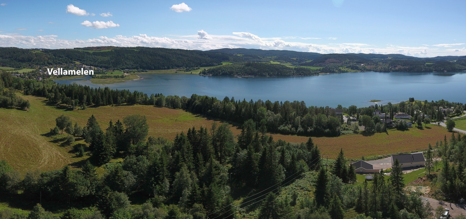Her ser vi fra toppen av H. K. Fosnæs veg mot grendasenteret Vellamelen med skole, barnehage og butikk Galleribilde