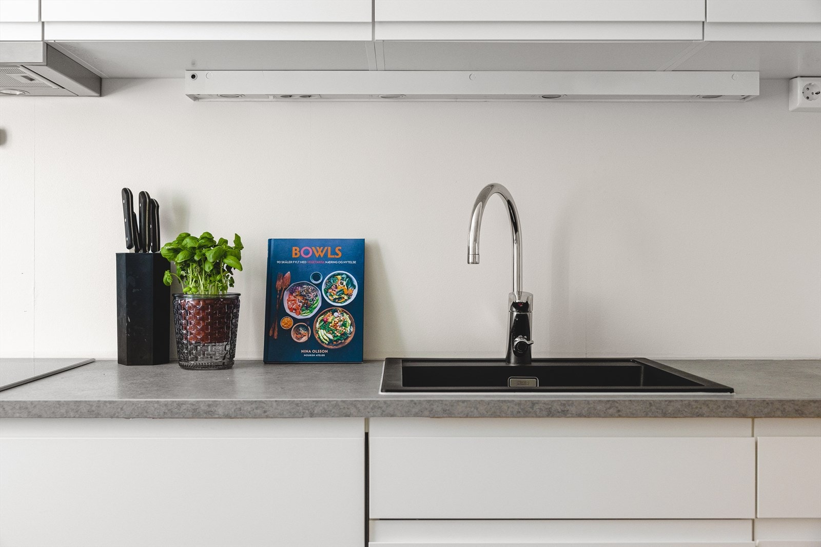 Innredning fra 2018 med glatte fronter og laminat benkeplate Galleribilde