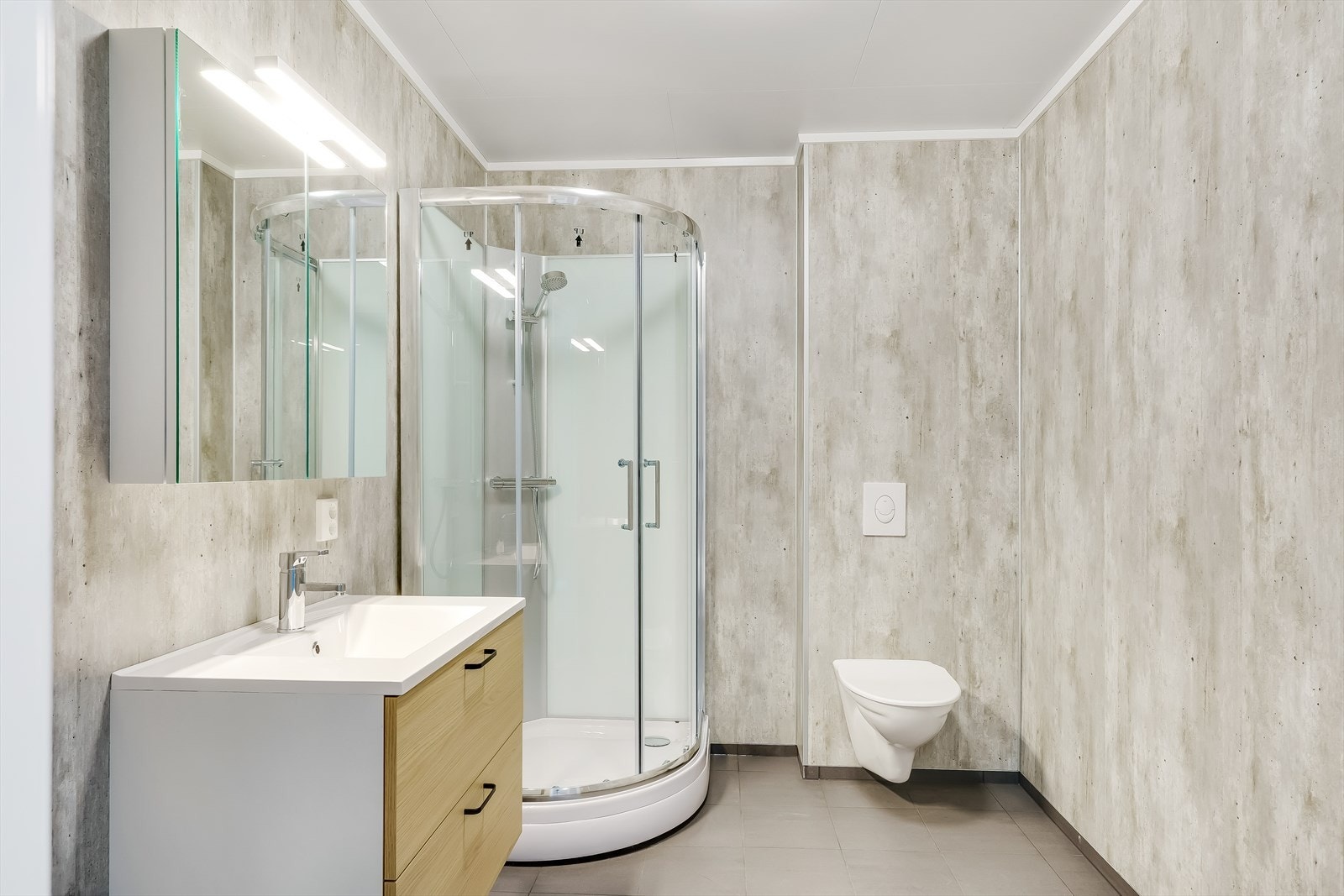 Boligen har to bad. Her fra badet i 2. etg. Galleribilde