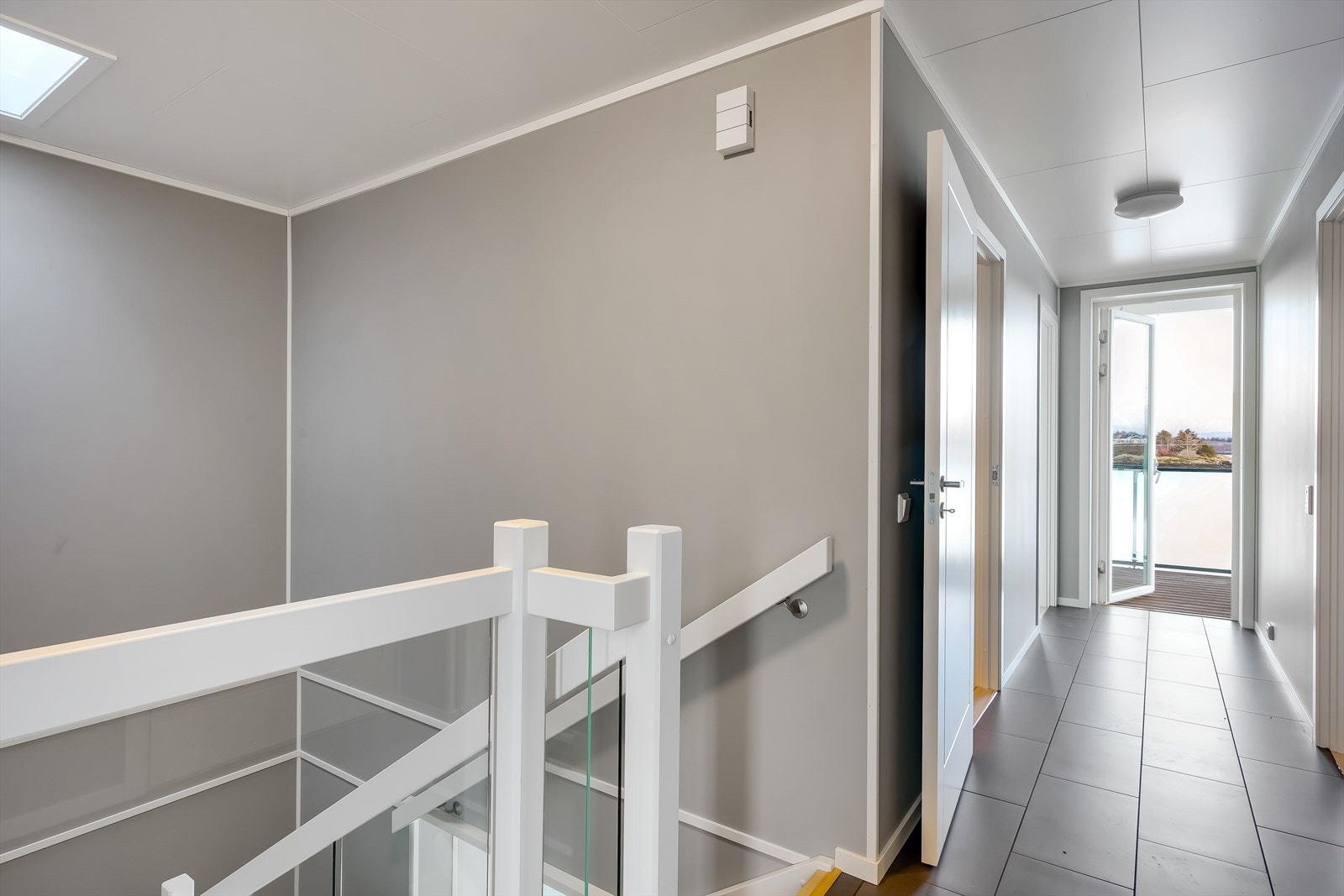 Inngangsparti i 2. etg. etterfølges av trapperom og gang til to soverom, bad og terrasse. Galleribilde