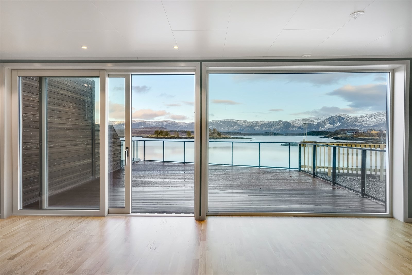 Det medfølger båtplass i marina like ved leiligheten. Galleribilde