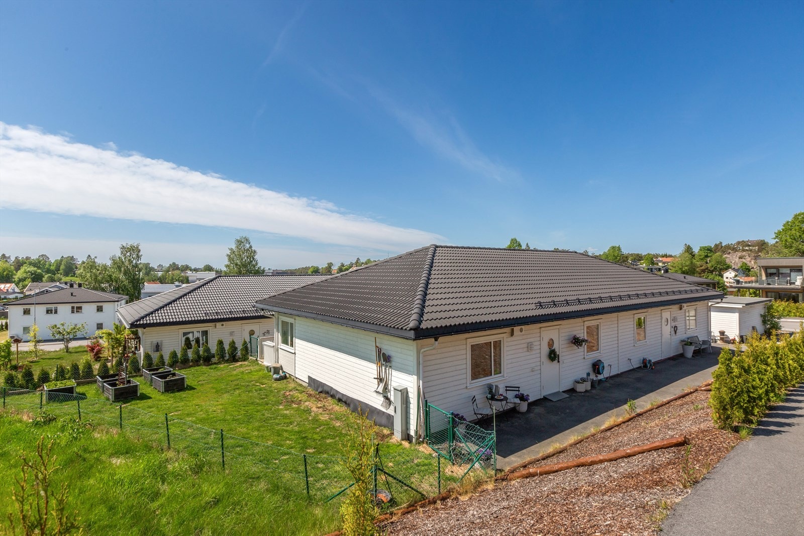 Solrik, inngjerdet hage Galleribilde