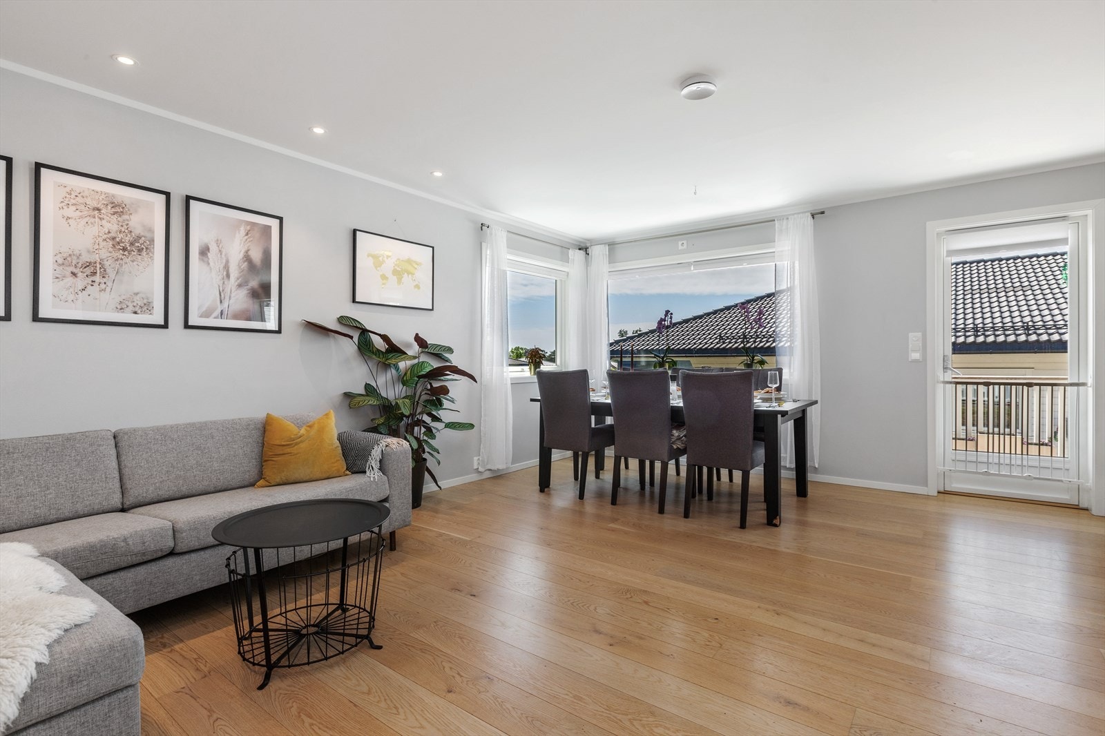 Fra stuen er det utgang til terrasse og hage Galleribilde