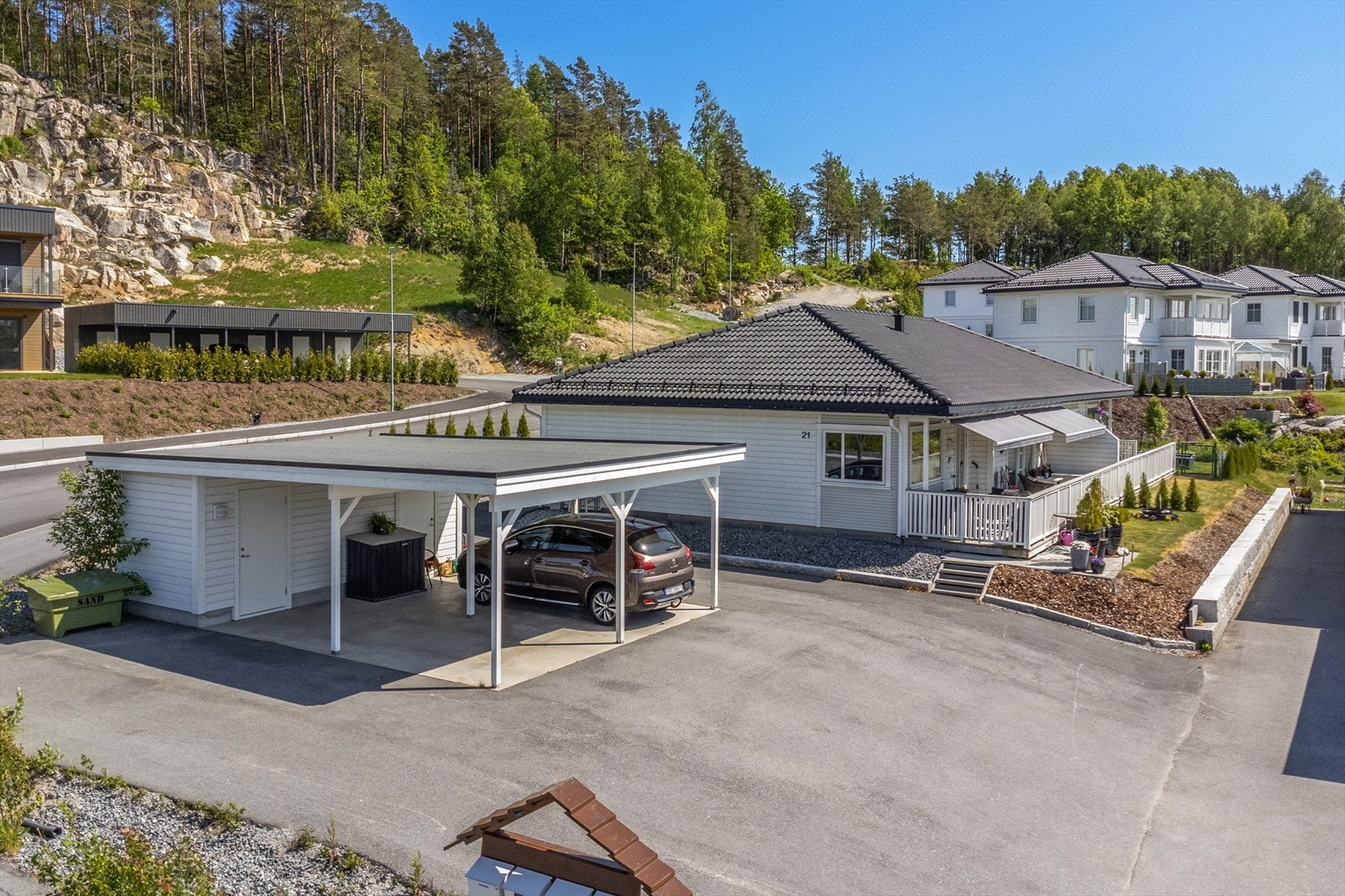 Det medfølger en parkeringsplass i carport med tilhørende isolert sportsbod på ca. 5 kvm Galleribilde