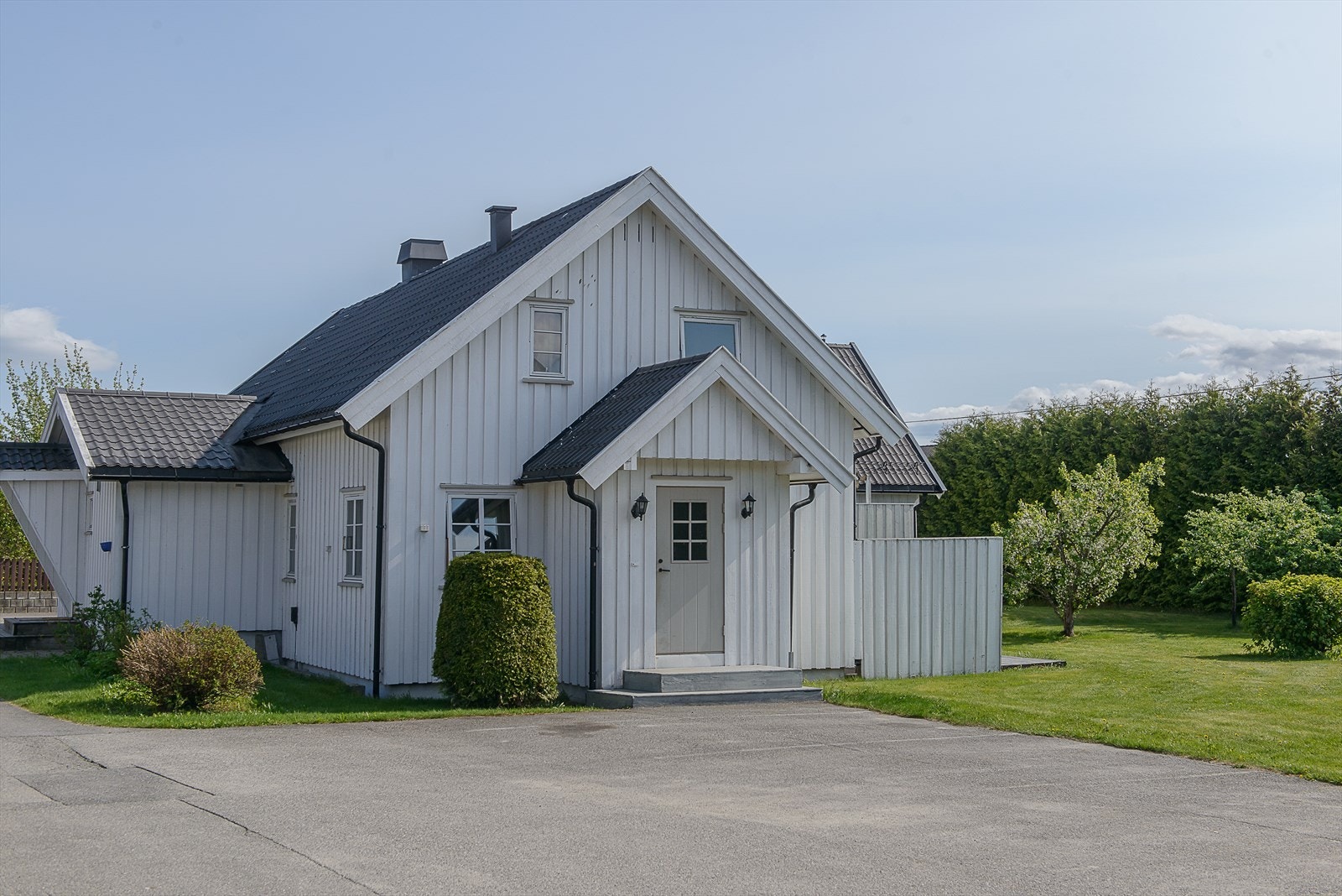 Inngangsparti til den største enheten, som går over 3 plan Galleribilde