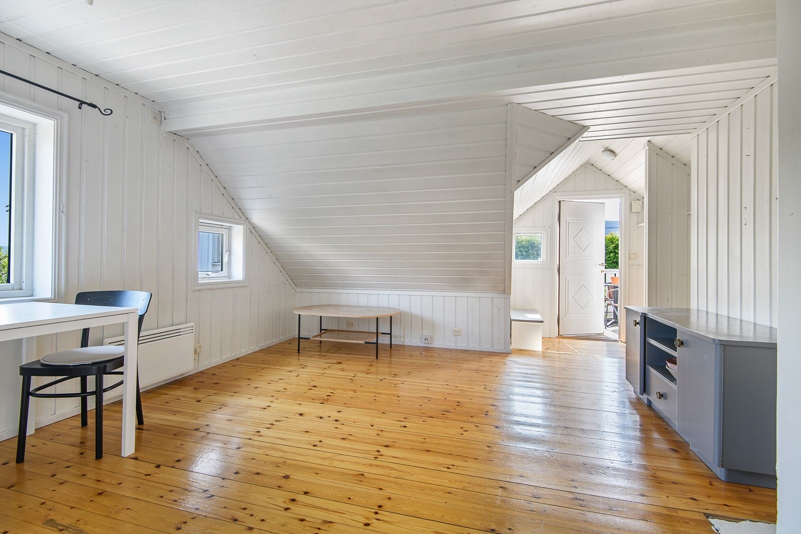 Det er åpent til entré med nisje for oppbevaring av yttertøy Galleribilde