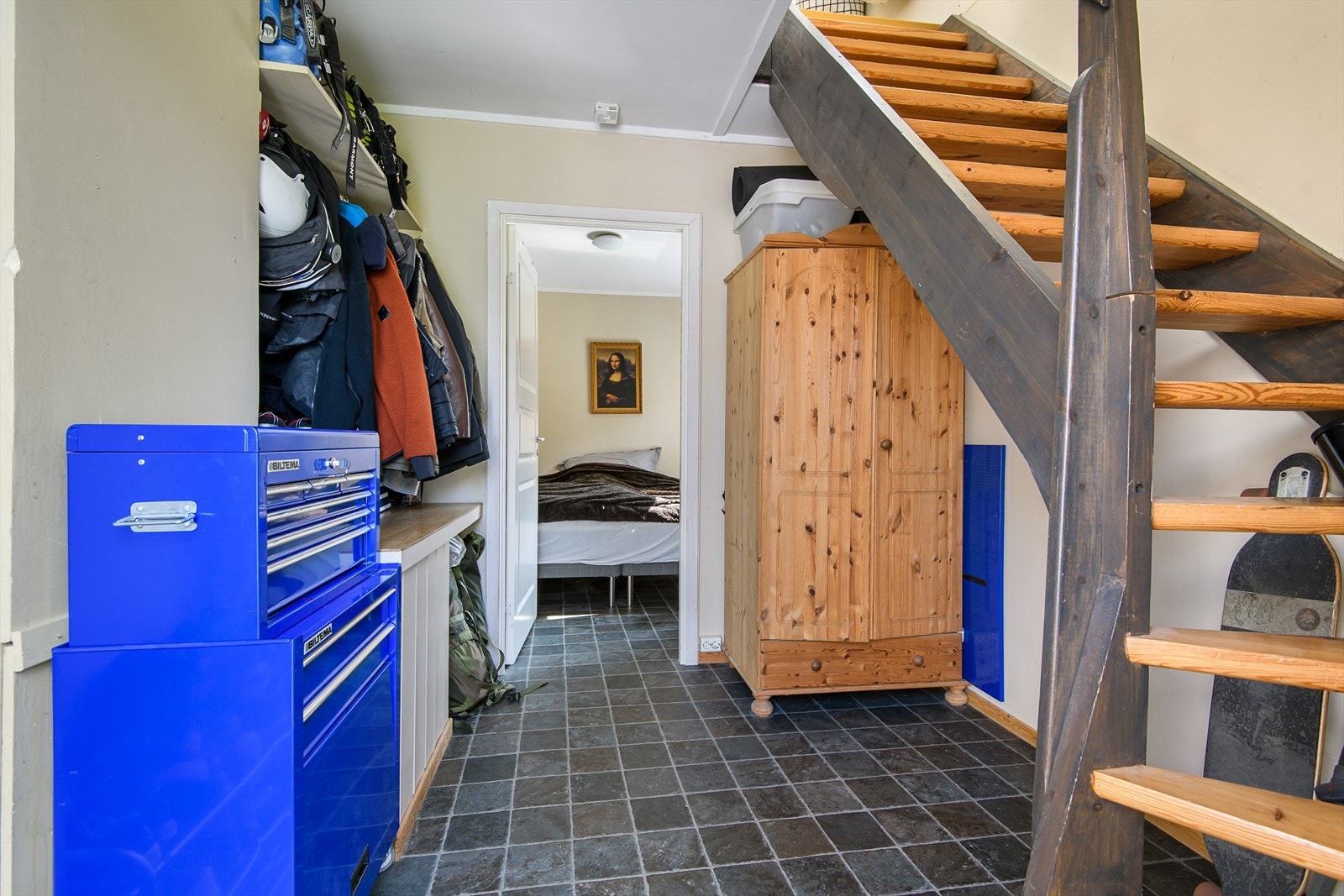 Garasje er innredet med entré på bakkeplan Galleribilde