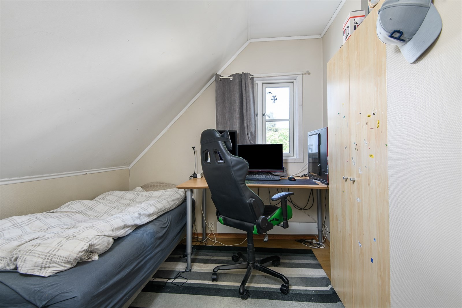Det er tre rom innredet som soverom i garasjen Galleribilde