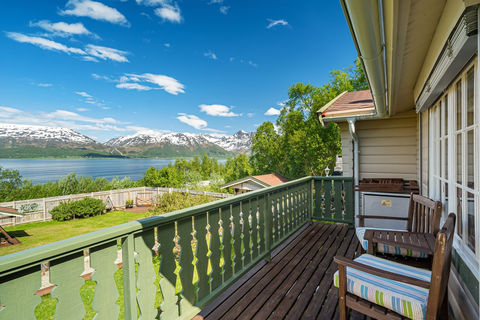 Fra stuen er det utgang til en solrik veranda hvor man kan nyte den fantastiske utsikten!