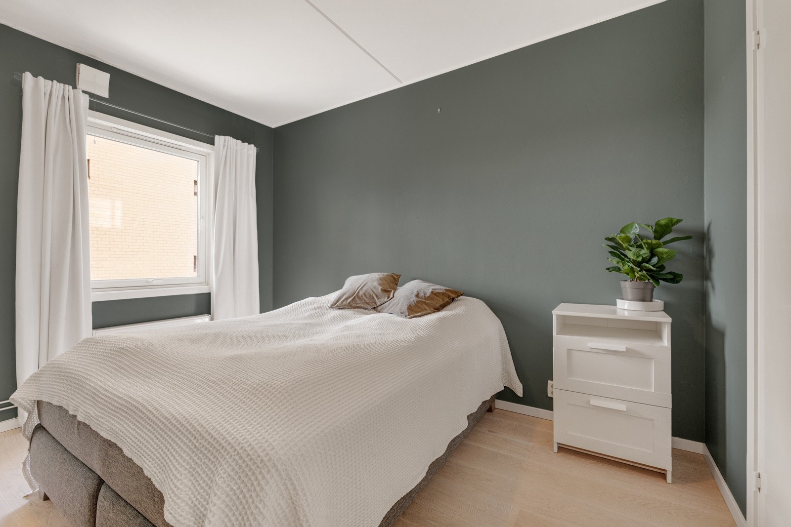 Soverom I: Lyst og luftig soverom med plass til dobbeltseng, nattbord og garderobeskap. Fra soverommet er det adkomst til praktisk omkledningsrom (walk-in-closet) med god lagringsplass for han og henne. Galleribilde