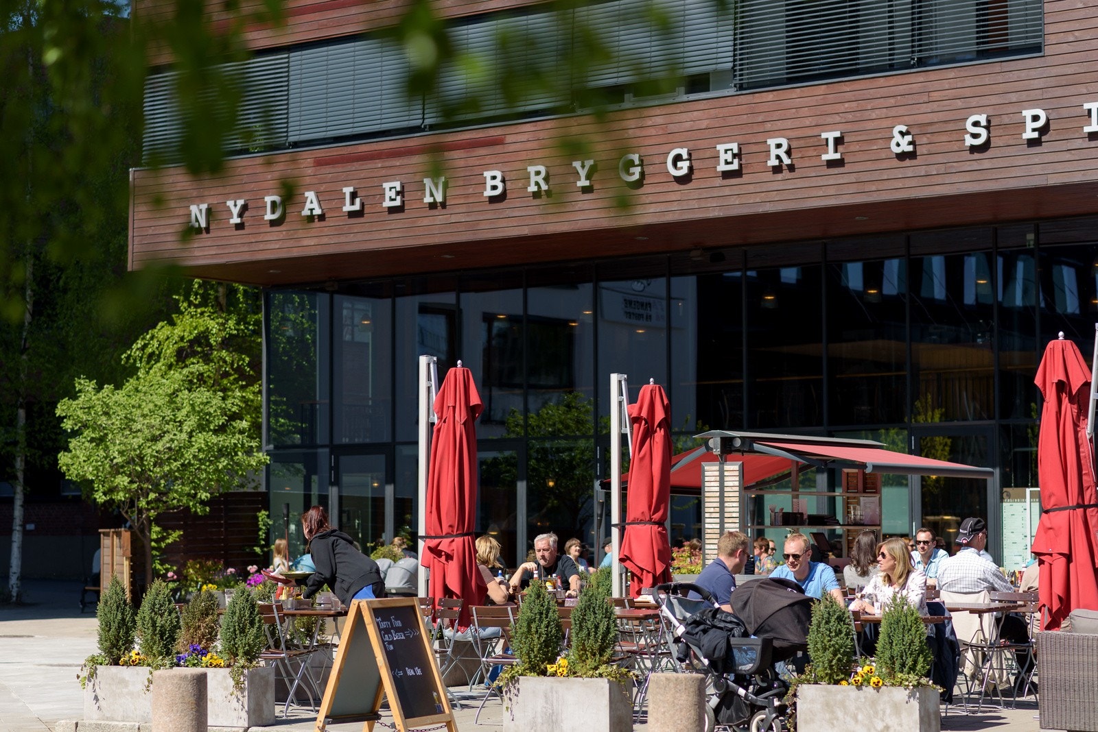 Like utenfor døren finner du et godt utvalg av kaféer, restauranter og lunsjbarer; Godt brød, Nydalen Sushi, Lekkerdisken, Baker Hansen, Coop Mega, Peppes Pizza og Nydalen Bryggeri & Spiseri for å nevne noen. Galleribilde