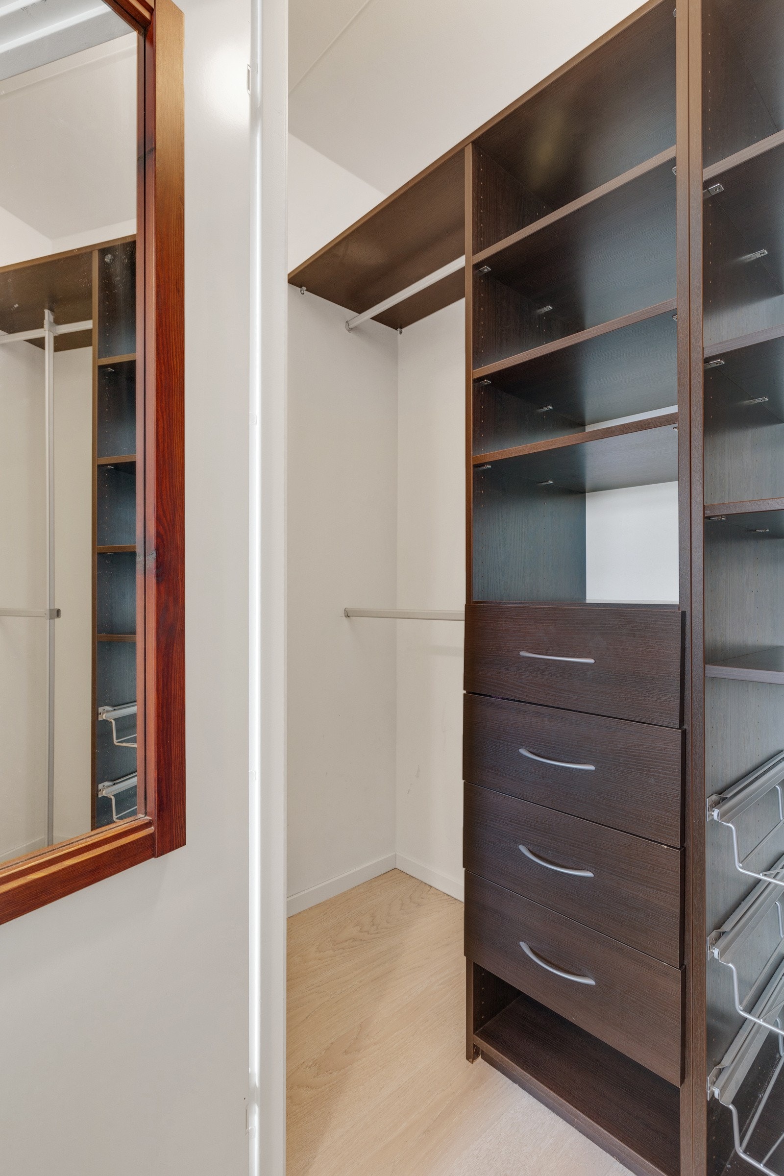 Walk-in closet. Galleribilde