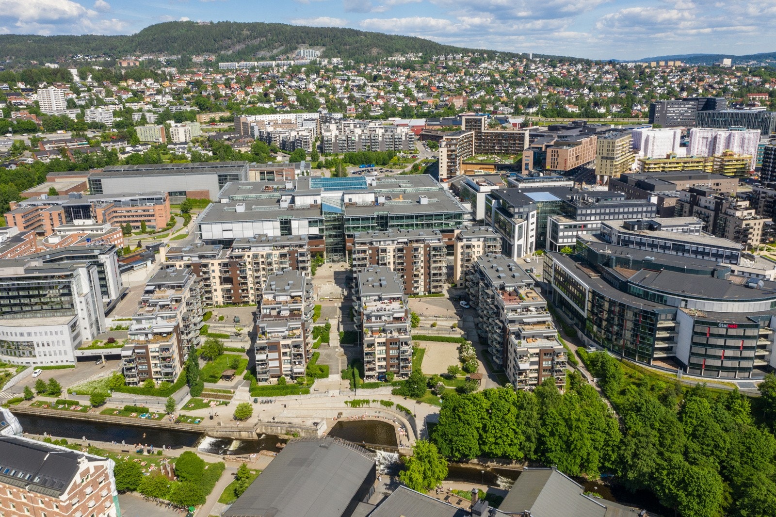 Svært attraktiv beliggenhet på unike Solsiden. Skjermet intern beliggenhet i populært nabolag ved badeplassen i Nydalen. Galleribilde