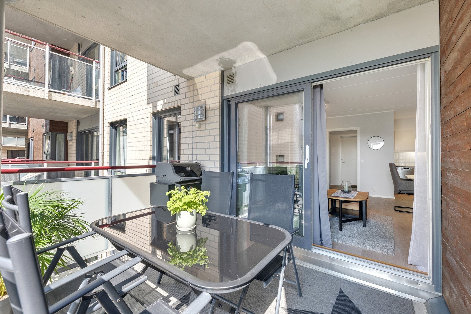 Herlig vestvendt balkong på ca 8m². Fungerer som en forlengelse av leiligheten store deler av året. God plass til både sittegruppe og grill Galleribilde