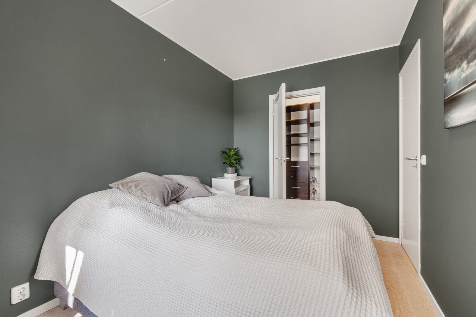 Lyst og luftig soverom med plass til dobbeltseng, nattbord og garderobeskap. Fra soverommet er det adkomst til praktisk omkledningsrom (walk-in-closet) med god lagringsplass for han og henne. Galleribilde