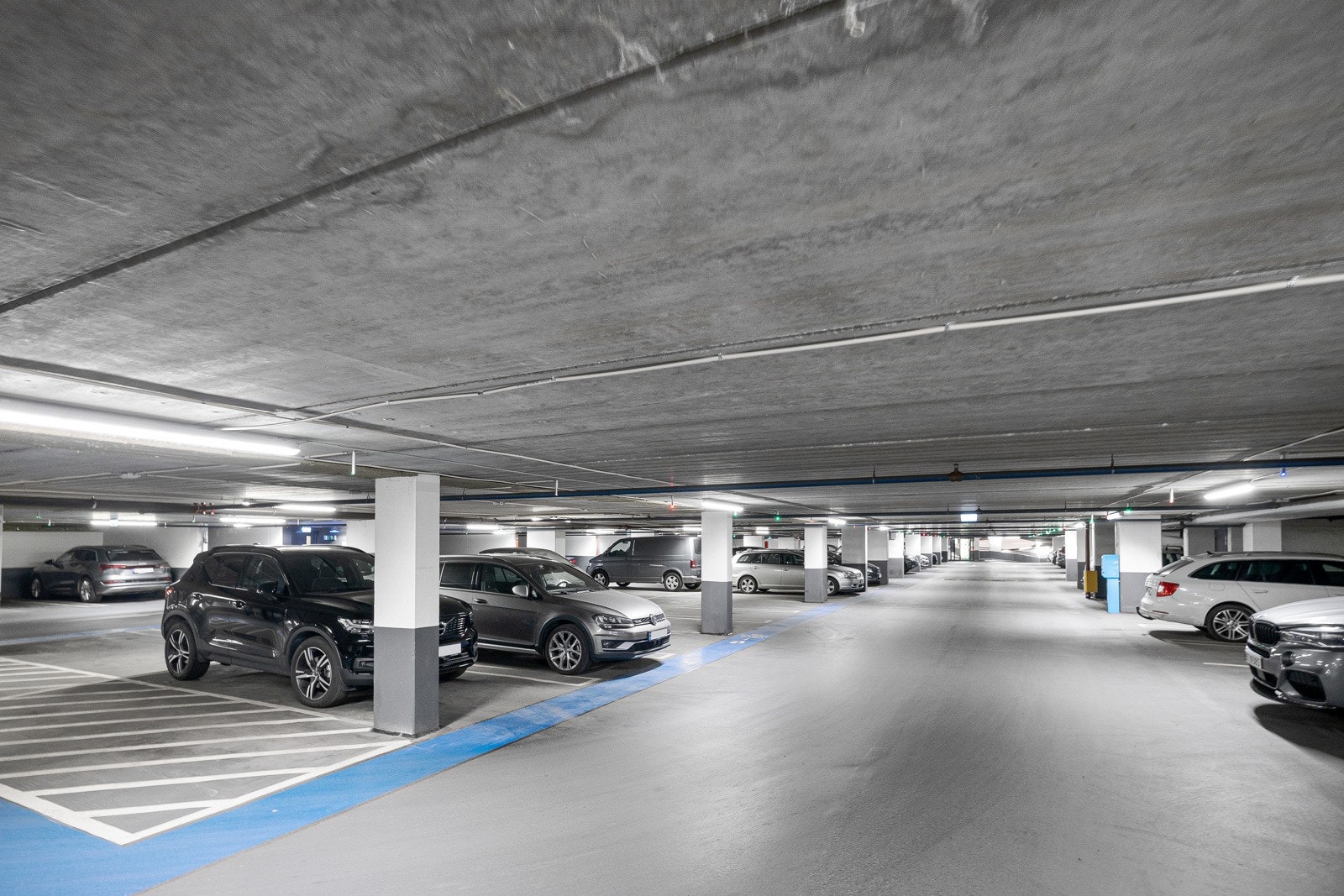 Mulig å leie garasjeplass i underliggende anlegg som driftes av Avantor. Tidvis mulig å kjøpe fra naboer. Galleribilde