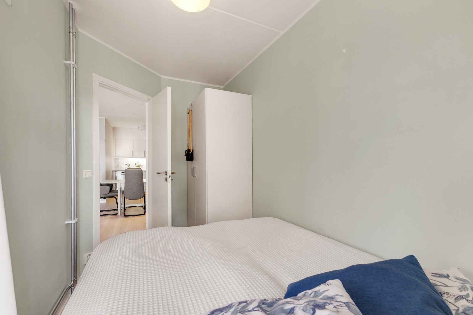 Soverom II: Lyst og luftig soverom med plass til 1,50 seng og garderobe. Fungerer fint som barnerom, gjesterom eller gode utleieinntekter ved å leie ut til en venn. Galleribilde
