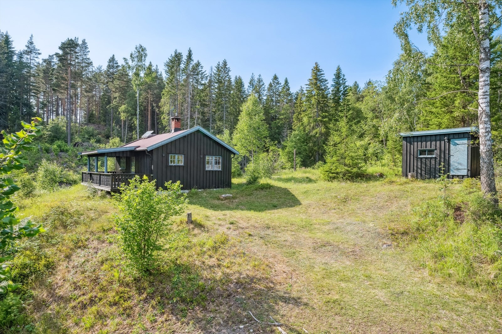 Det er adkomst til eiendommen via privat vei / traktorvei. Selger opplyser at det er parkeringsplass til ca. to biler på tomten. Galleribilde