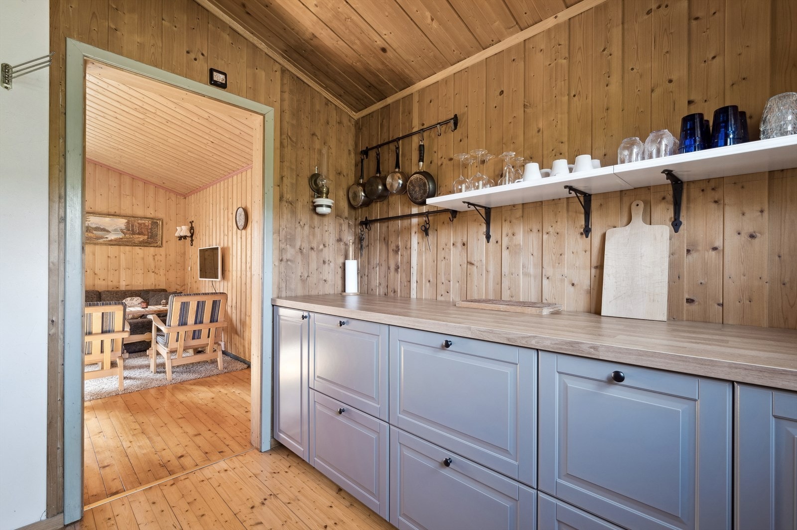Kjøkkenet ligger i delvis åpning til stuen, som gjør rommet mer sosialt med bruk. Galleribilde