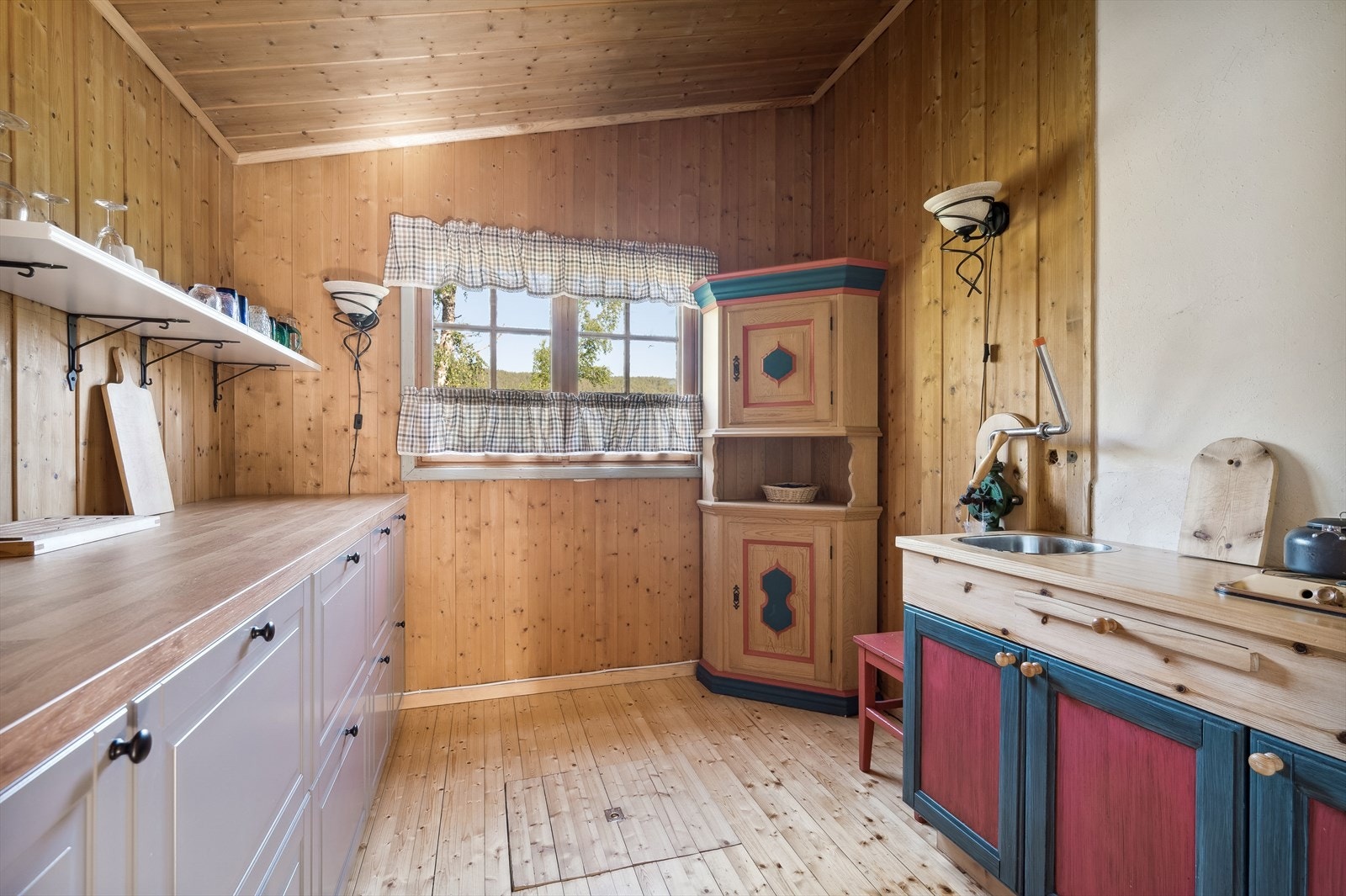 Her er det god plass til å lage måltider som kan nytes! Galleribilde