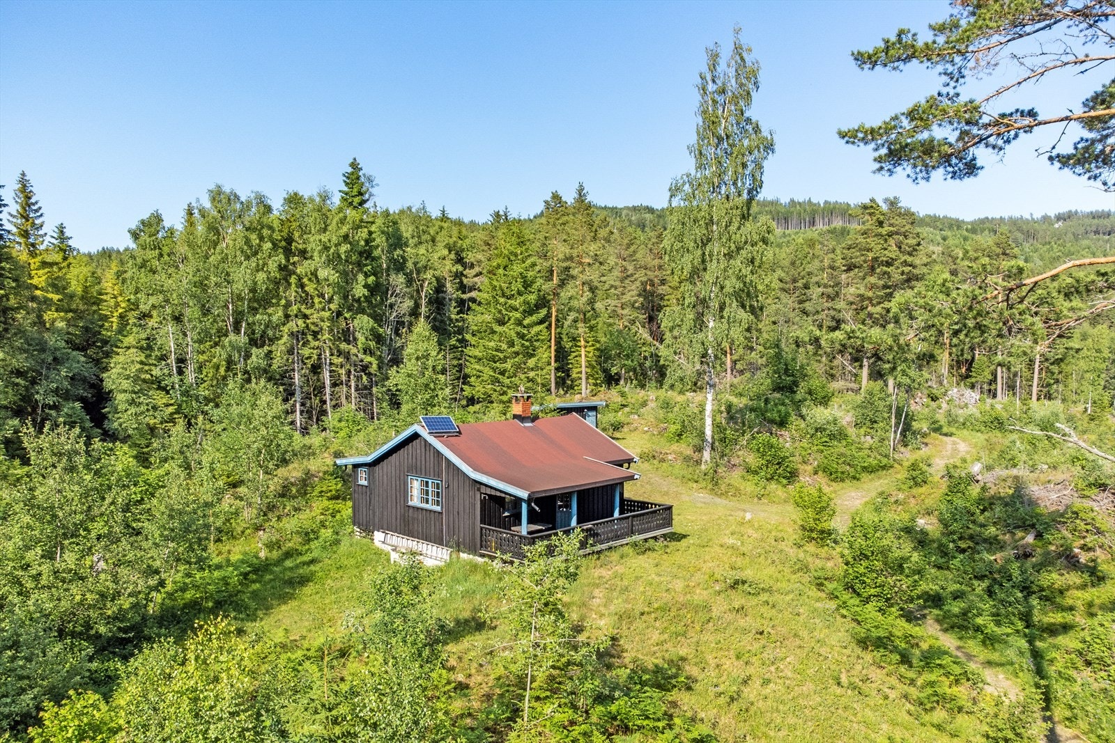 Eiendommen ligger i naturskjønne omgivelser i nærheten av Bånntjern. Hønefoss Sentrum er en kort biltur unna på ca. 10 min. Galleribilde