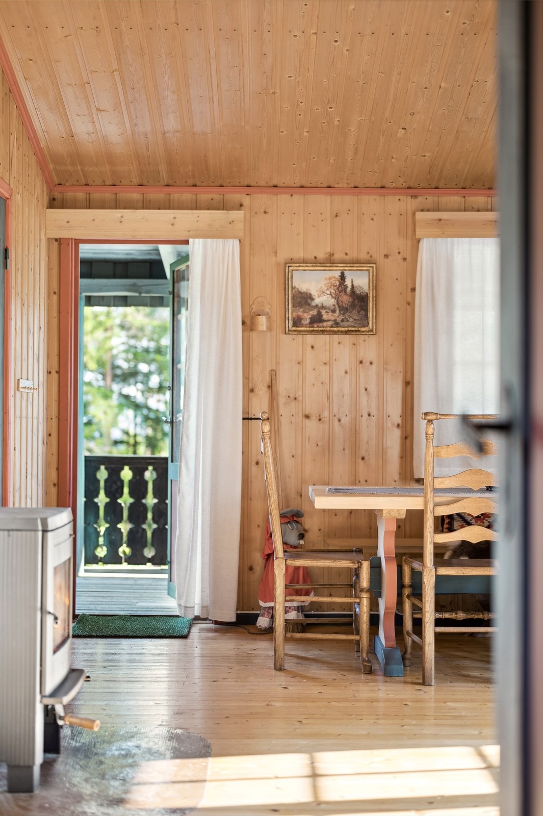Fra stuen er det utgang til solrik terrasse med utsikt mot omgivelsene. Galleribilde