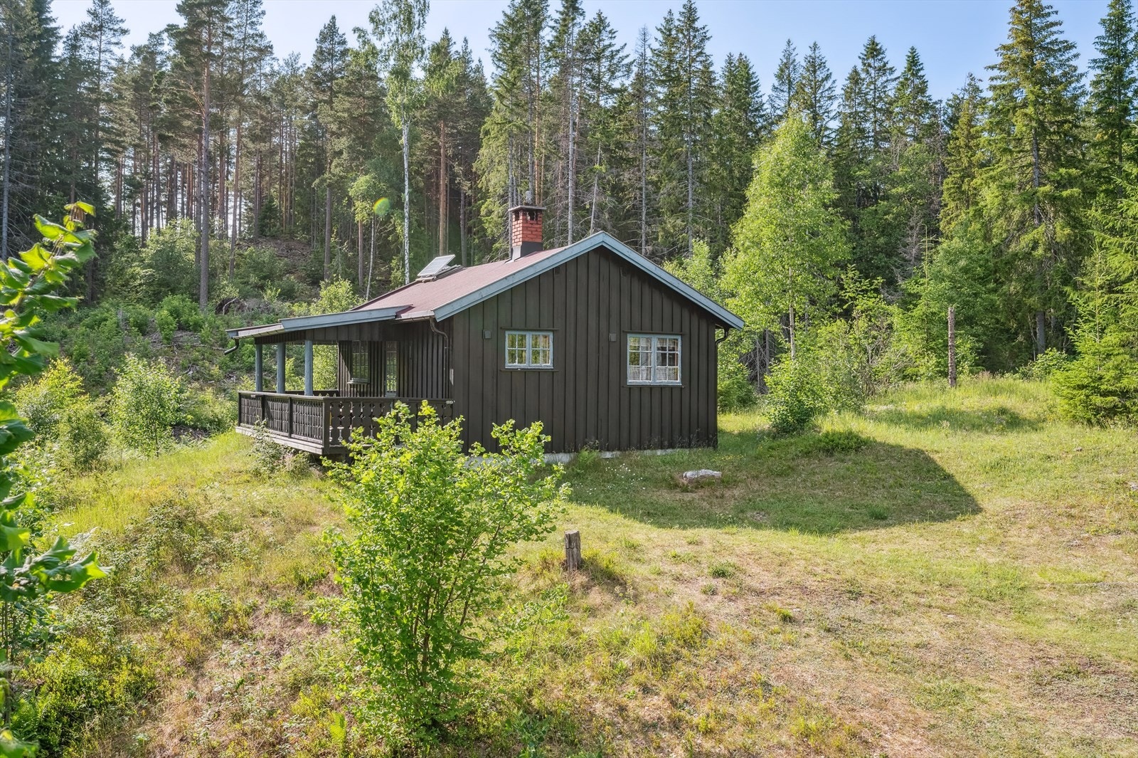 Eiendommen er en sirkeleiendom, som betyr at eiendommen er kartfestet og avmerket i matrikkelen som en sirkel, uten at eiendomsgrensen er fastlagt. Se pkt. tomt for mer informasjon. Galleribilde