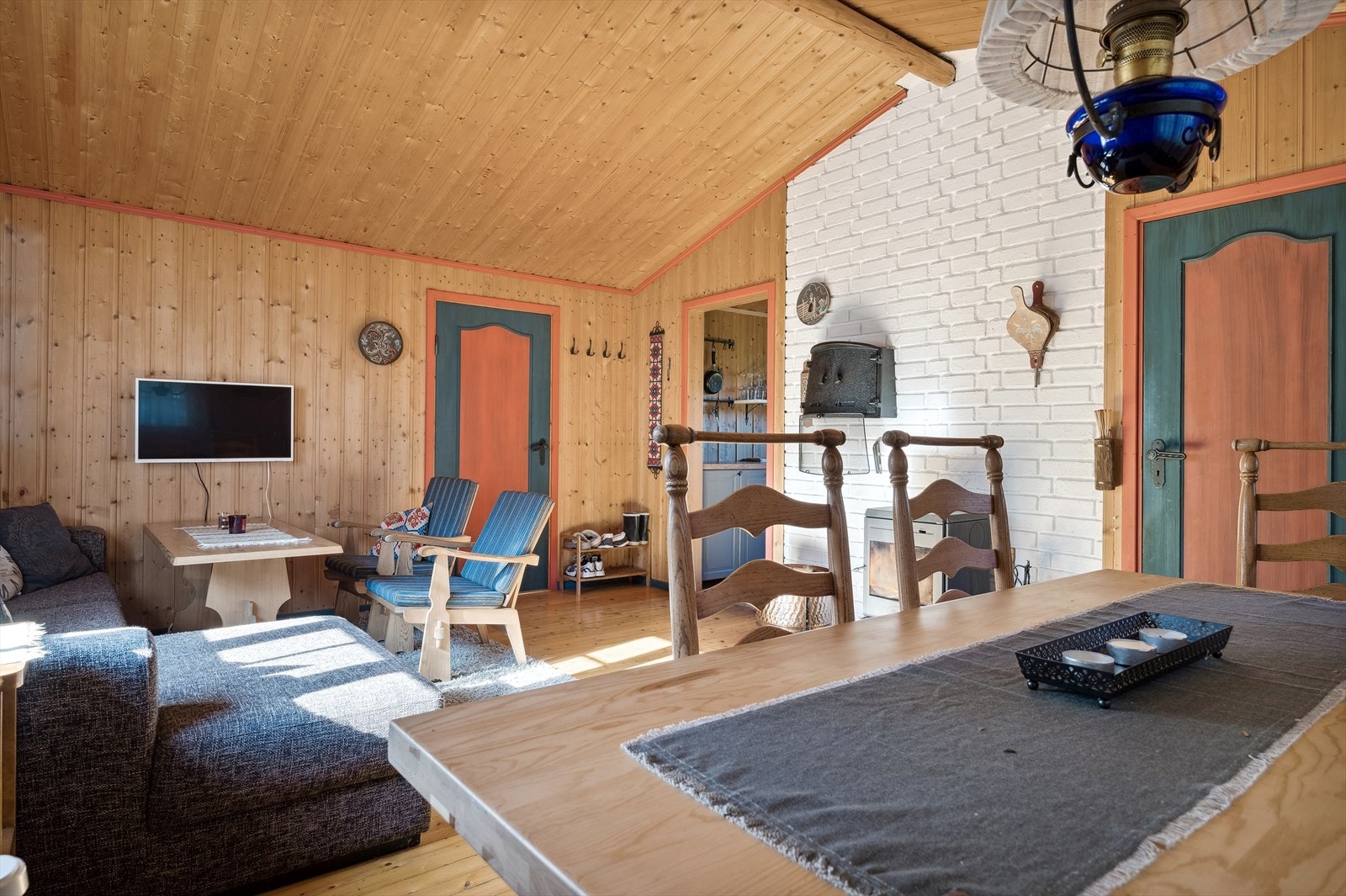Stuen er romslig og stor. Rommet er gjennomgående og har flere vinduer som slipper inn godt med naturlig dagslys. Galleribilde