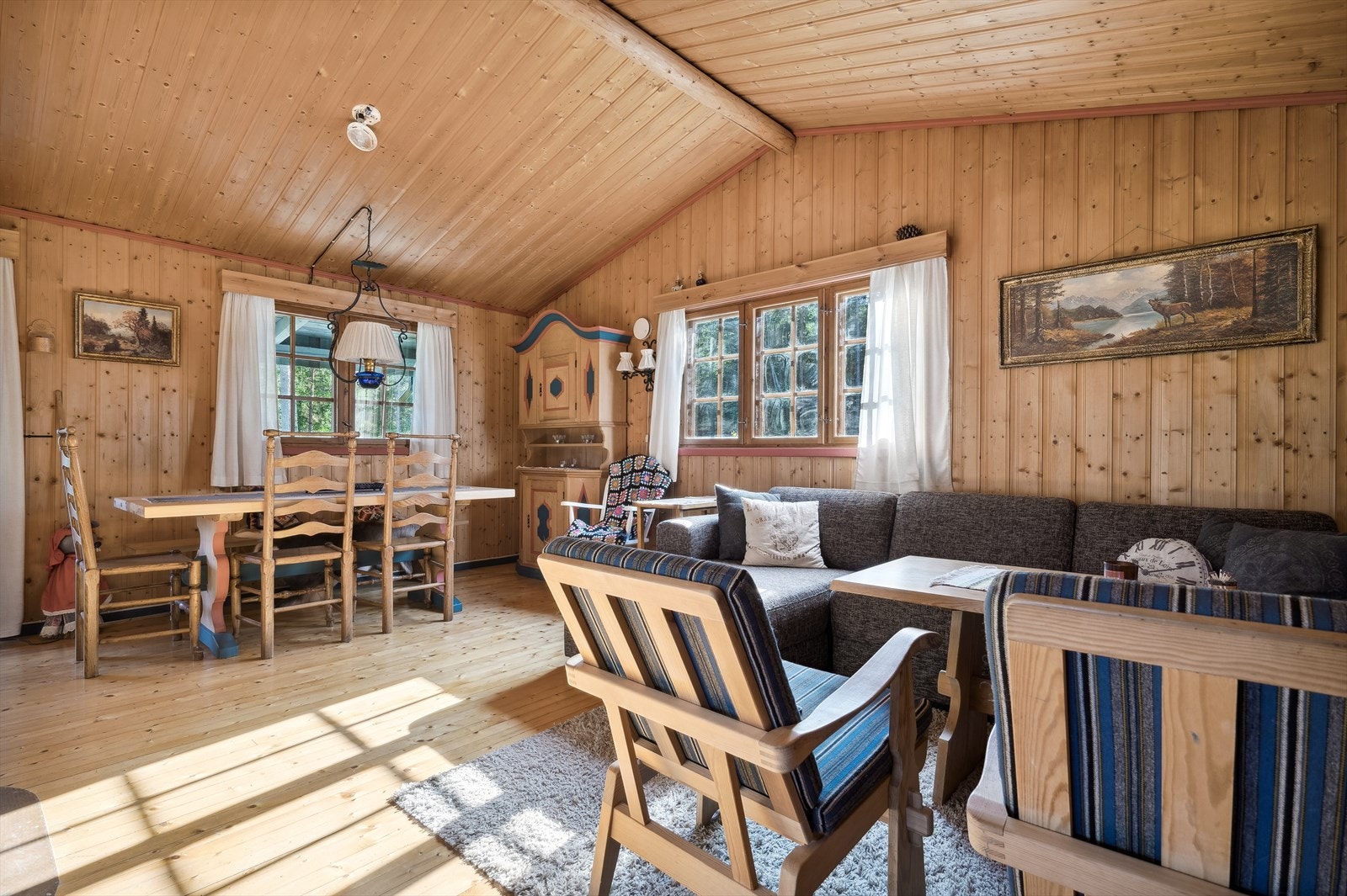 Her er det rikelig plass til sofagruppe som rommer hele besøket. I stuen er det også plass til spisebord, som hyggelige måltider kan nytes. Galleribilde