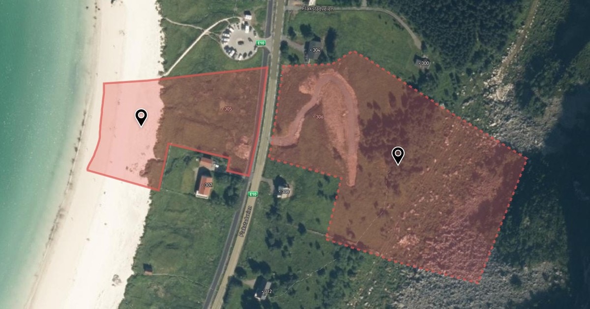 Eiendommen strekker seg fra fjellsiden, over E10 og helt ned til Rambergstranda Galleribilde