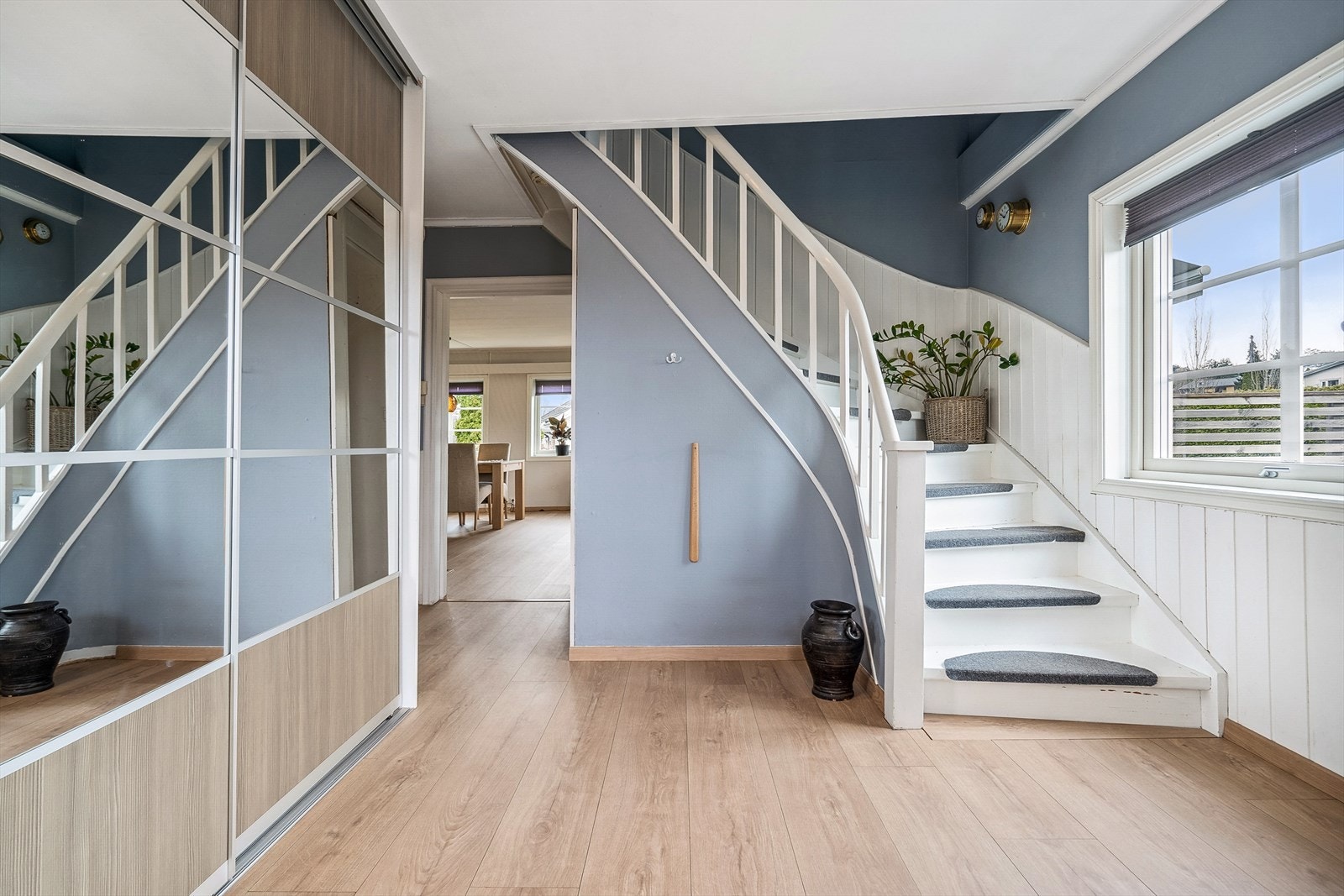Her er det godt med oppbevaringsplass i skyvedørsgarderobe. Galleribilde